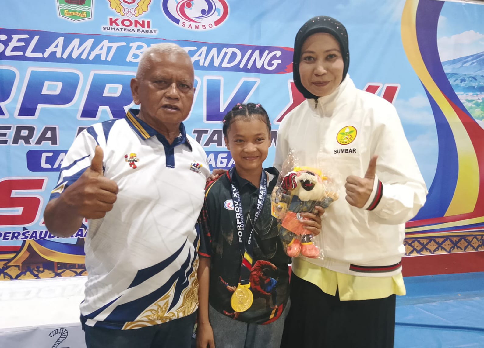 Ketua Harian KONI Tanahdatar Imran, SH dan Isteri Anggota DPRD Provinsi Sumbar yang juga Wakil Ketua Perwosi  (Persatuan Wanita Olahraga Seluruh Indonesia ) Ny Afrida Rony Mulyadi B.B.A, MBA foto bersama atlit Sambo peraih medali emas.(chandra antoni)